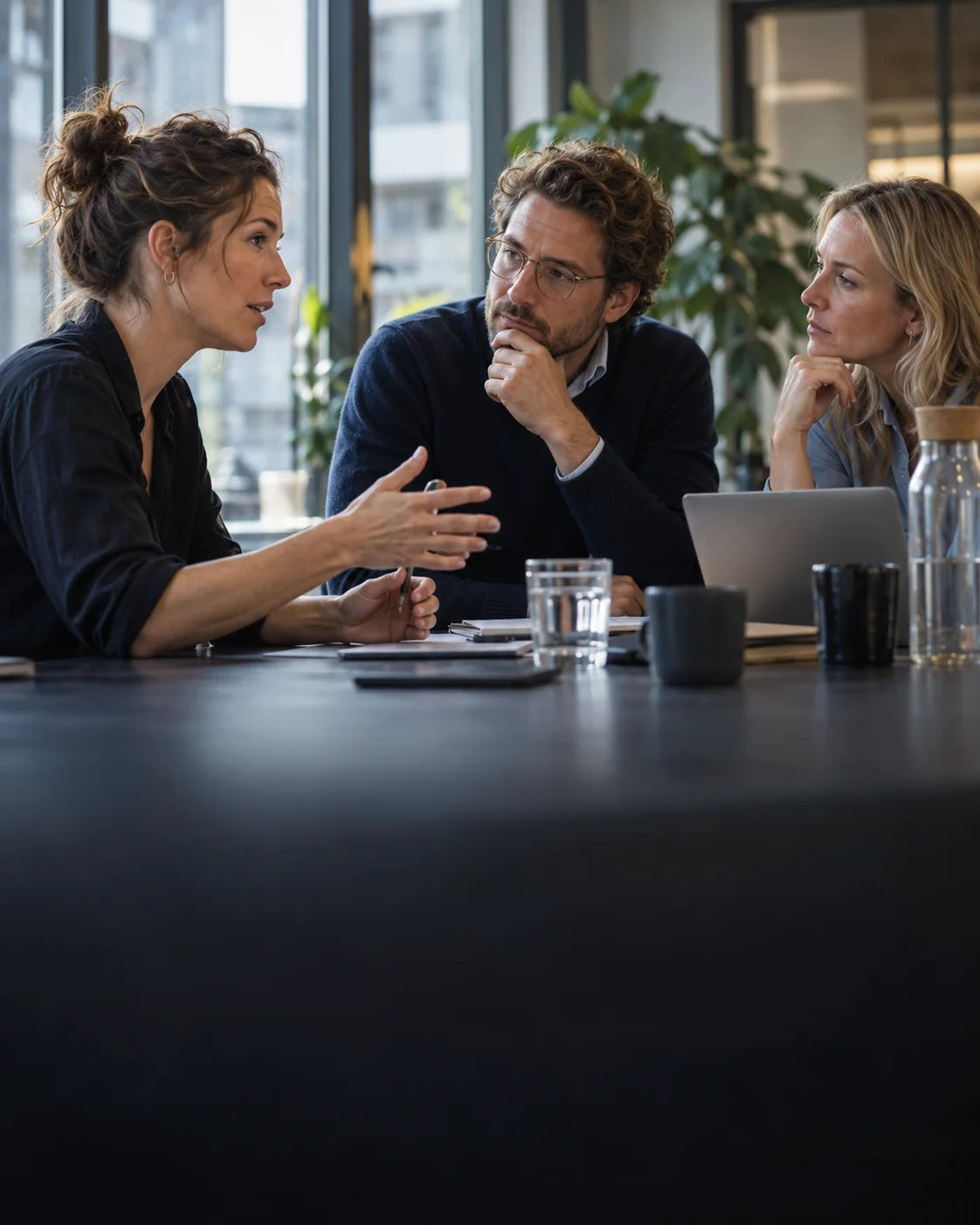 Illustratief beeld van collega's in gesprek over hun werk