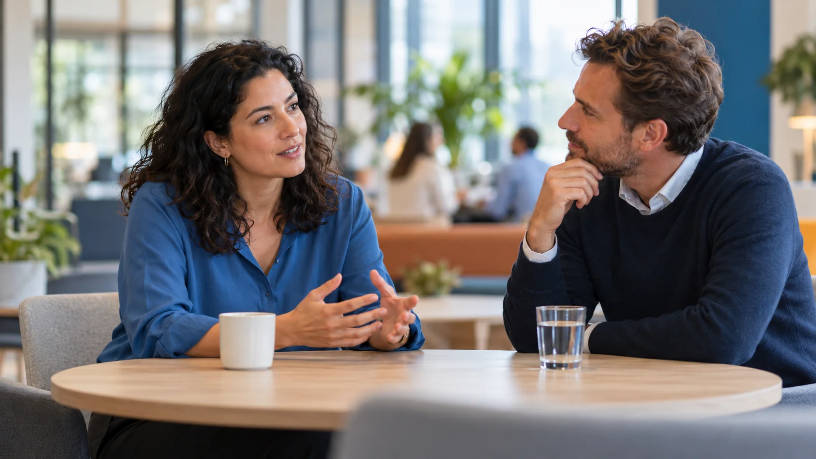 Illustratief beeld van twee collega's in gesprek